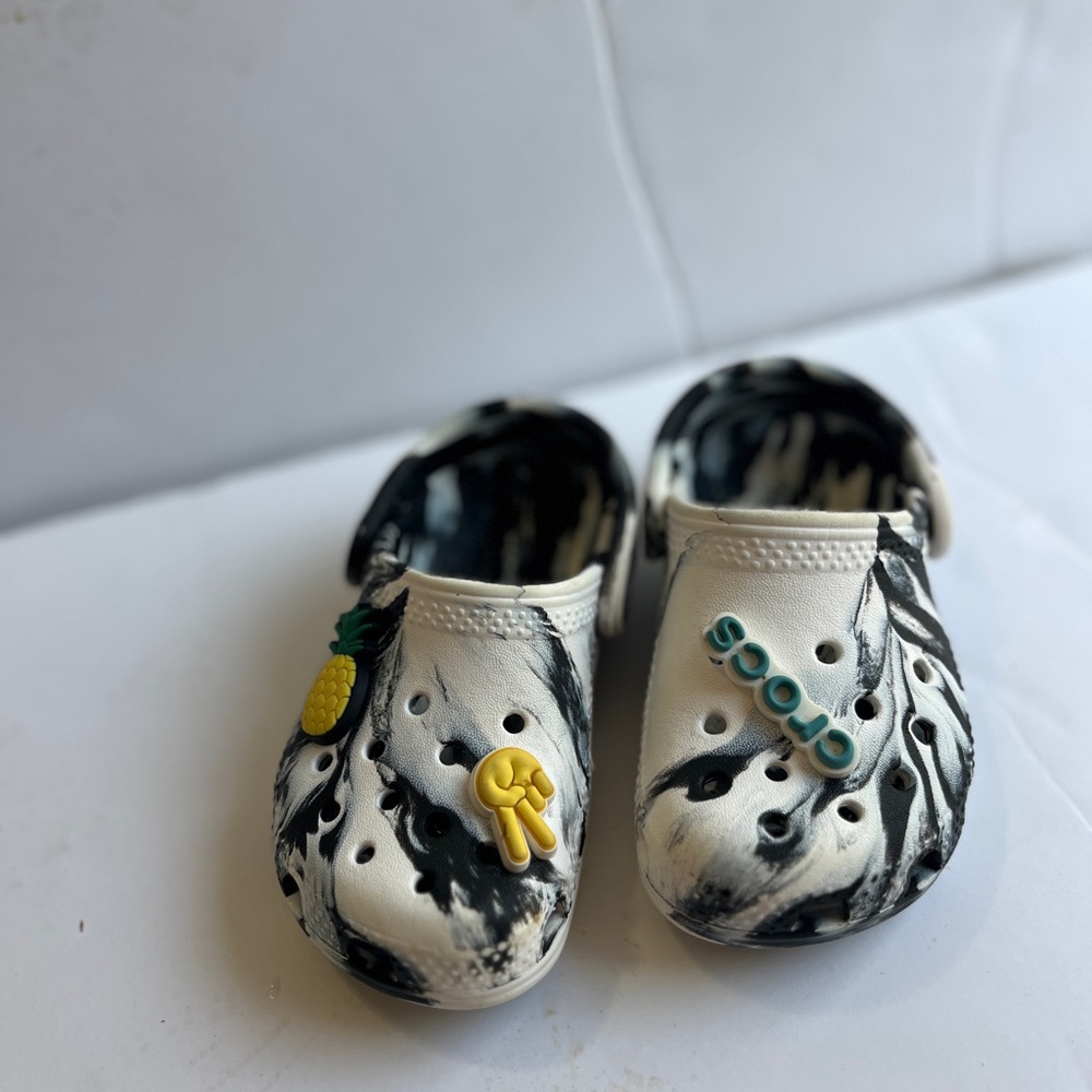 CROCS Kids Black and White Sandals with Pineapple and Smiley Charms size 7 toddl